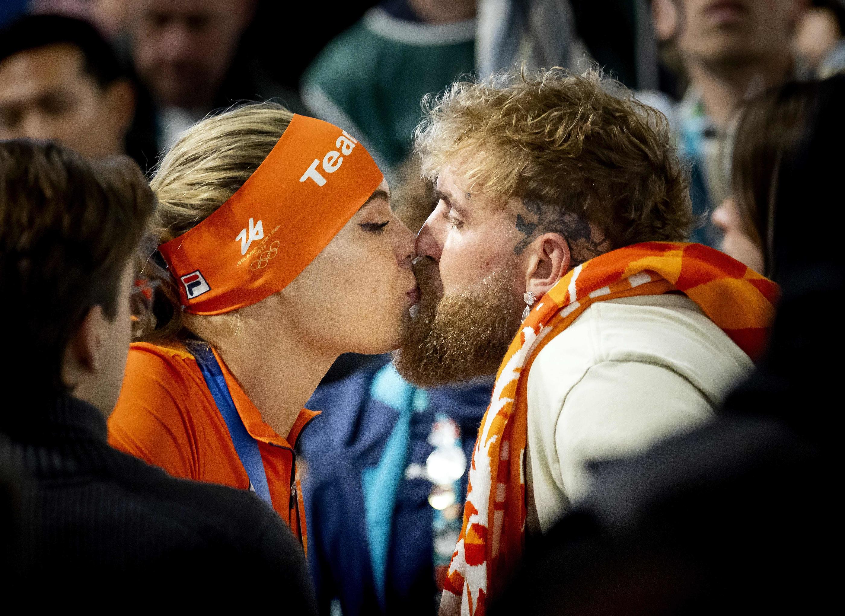 Jutta Leerdam et Jake Paul après la médaille d’or sur le 1 000 mètres