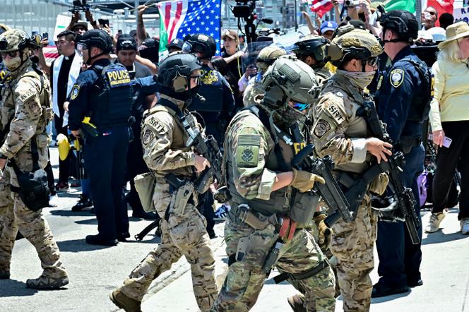 Des agents de police, notamment des membres de l’Immigration and Customs Enforcement (ICE), lors d’une manifestation, à Los Angeles, le 10 juin 2025.