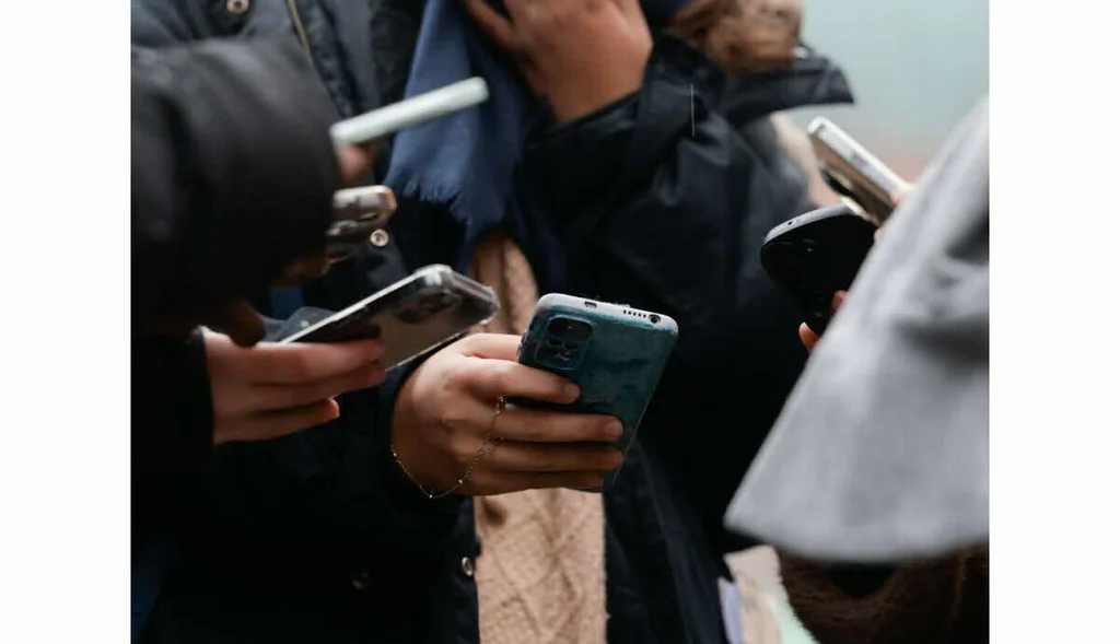 Interdiction des réseaux sociaux avant 15 ans: le débat en France