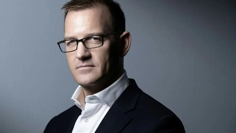 Kretinsky lance une OPA sur Fnac Darty à 36 € par action