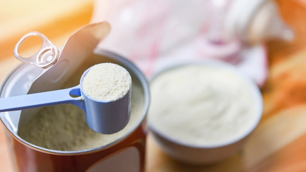 Laits infantiles contaminés : 24 familles portent plainte contre l’État et Nestlé