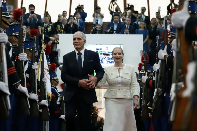 Nasry Asfura prend les rênes du Honduras