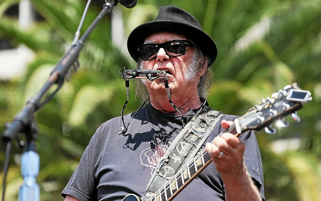 Neil Young offre son catalogue au Groenland face à Trump