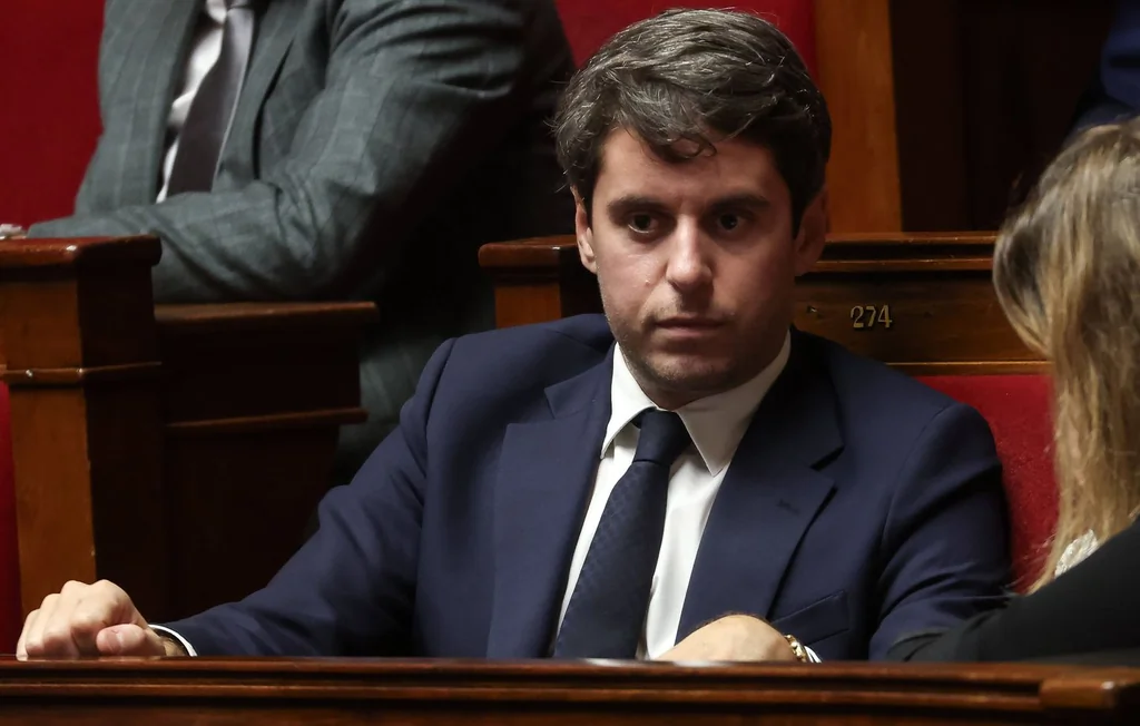 Renaissance vers Nouvelle République: NR ironise, Attal rassure