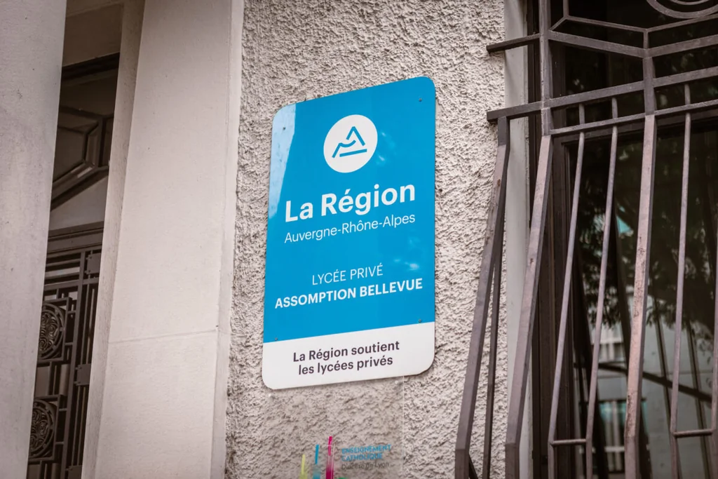 Rhône-Alpes: interdiction totale des portables au lycée en 2026