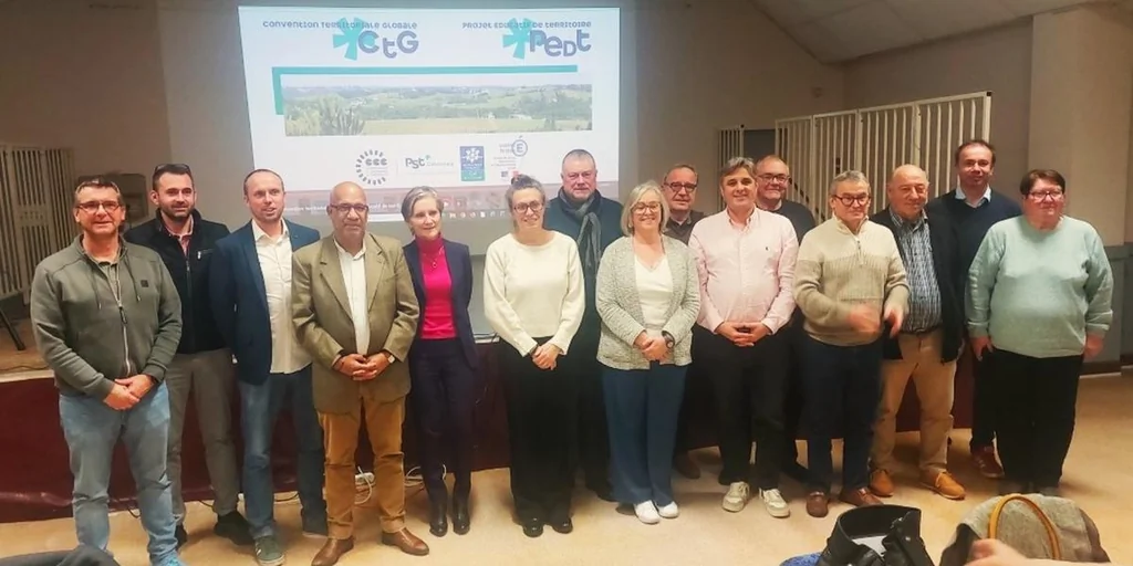 Signatures de conventions au Créonnais et échanges financiers dans les Vosges