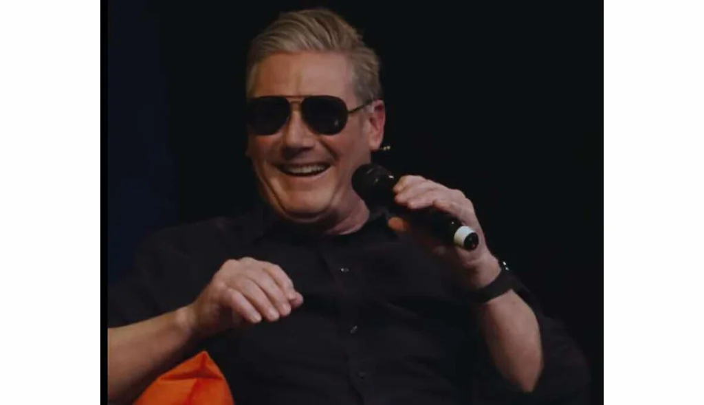 Starmer imite Macron sur TikTok: le buzz des lunettes