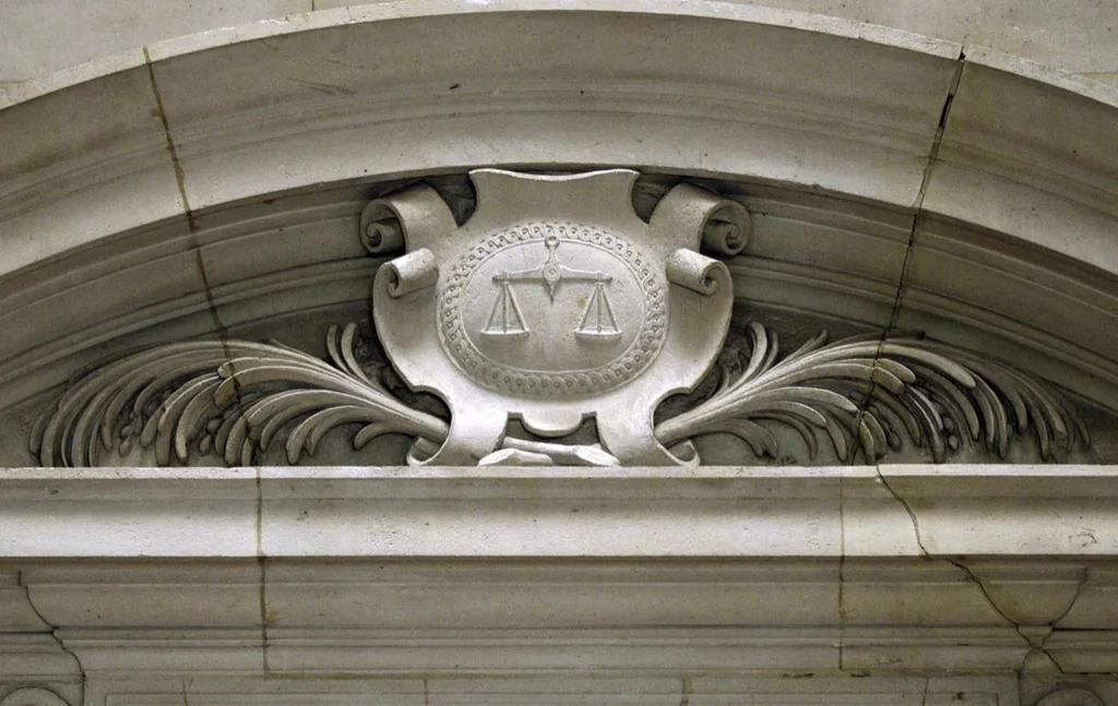 Surveillante à Aix-Luynes jugée pour corruption et passage de téléphone