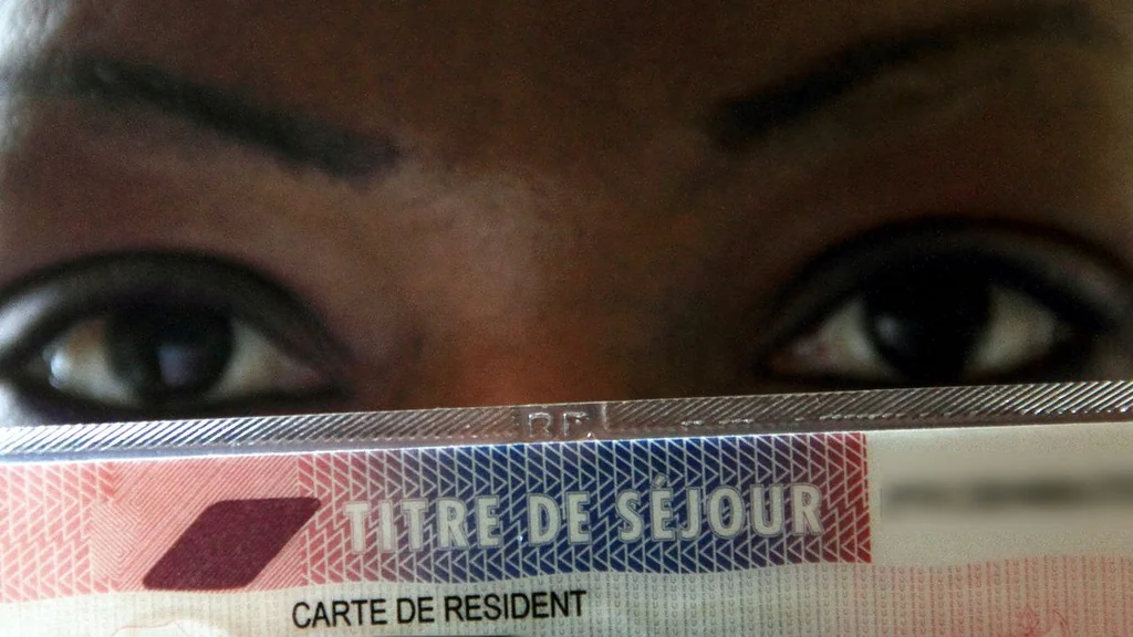 Titres de séjour 2025: 384 230 délivrances, hausse 11,2%