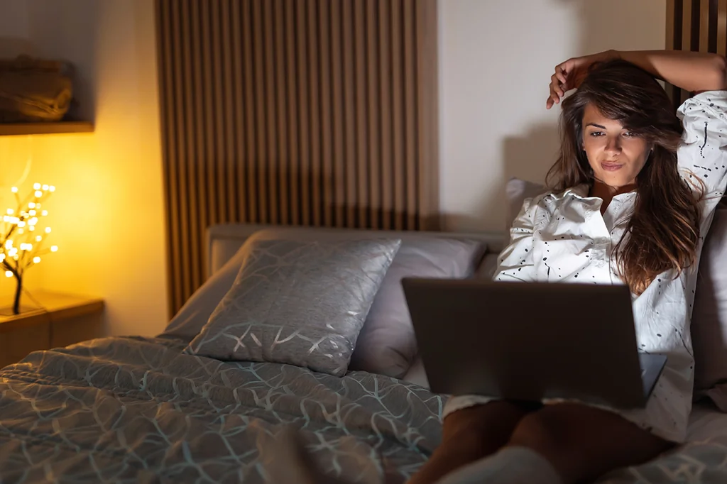 Boire de l’eau avant de dormir : l’erreur qui gâche votre sommeil