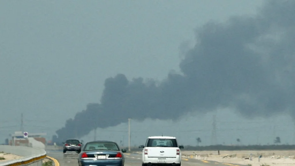 Drones et missiles iraniens frappent le Golfe: Oman, Émirats ciblés