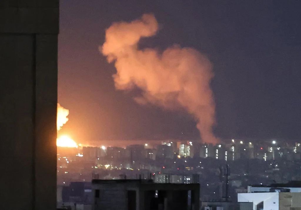 Explosions à Téhéran : frappes USA-Israël et 1 332 civils tués