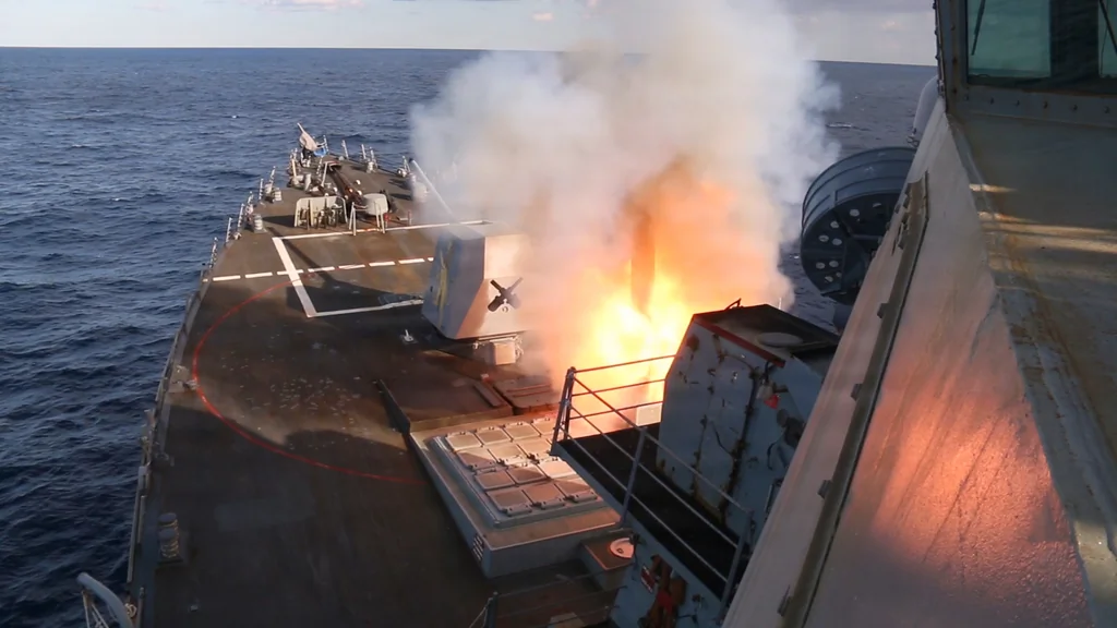 Frégate iranienne coulée au large du Sri Lanka, destroyer US touché