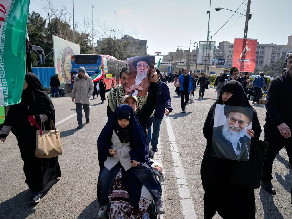 Iran : fidèles en deuil après l'assassinat de Khamenei