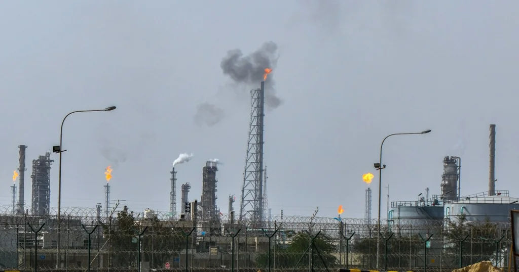 Iran frappe une raffinerie au Koweït, Israël renouvelle ses attaques