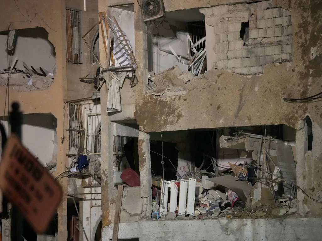 Iran‑Israël : frappes croisées, quartier détruit à Arad et Démona