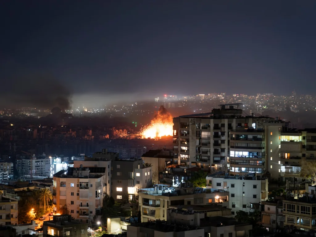 Israël annonce frappes simultanées sur Téhéran et Beyrouth