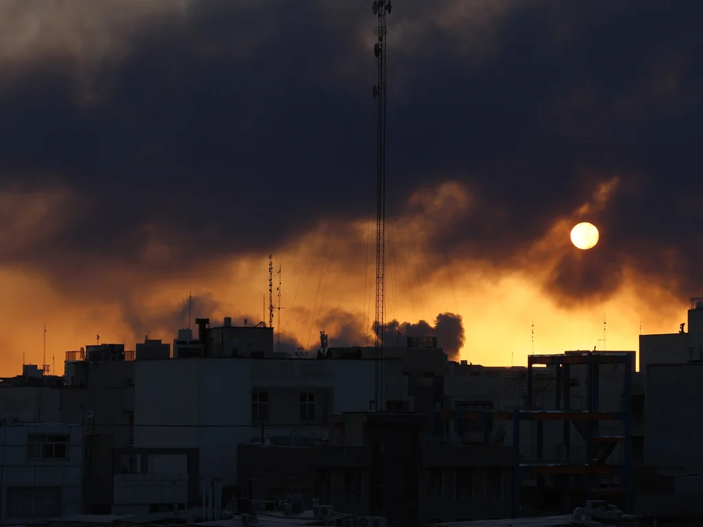 Israël attaque l'Iran : vagues de frappes et riposte iranienne