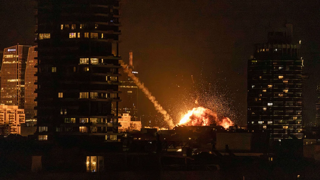 Israël : la nuit la plus dure, missiles simultanés d'Iran et du Liban