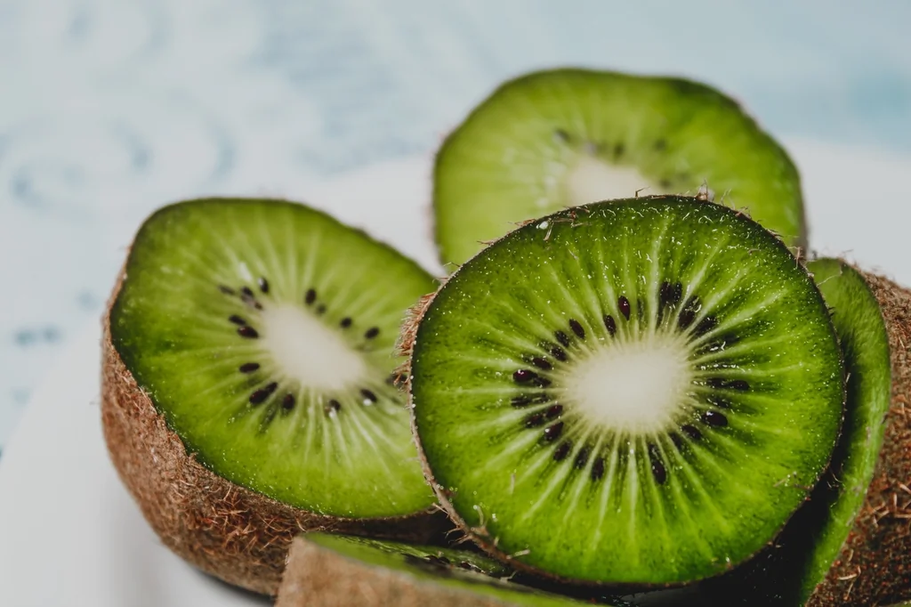 Le kiwi avant le coucher : un allié naturel pour un meilleur sommeil