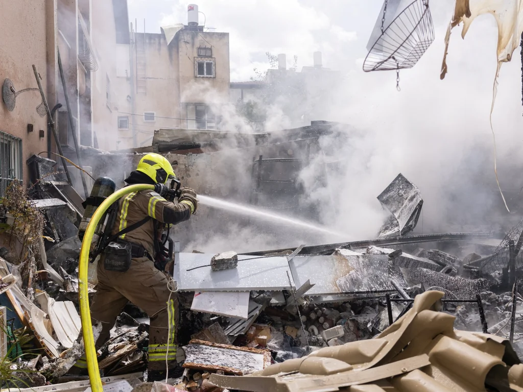 Missiles iraniens: dégâts majeurs à Petah Tikva près de Tel-Aviv