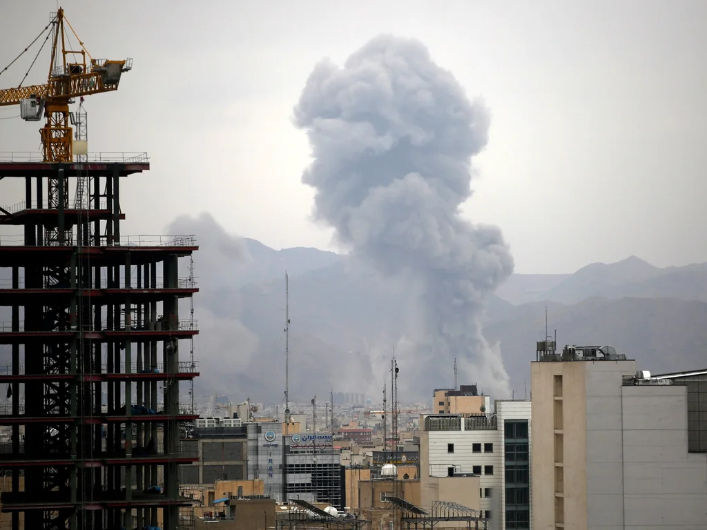 Missiles iraniens franchissent défenses israéliennes; Téhéran visé