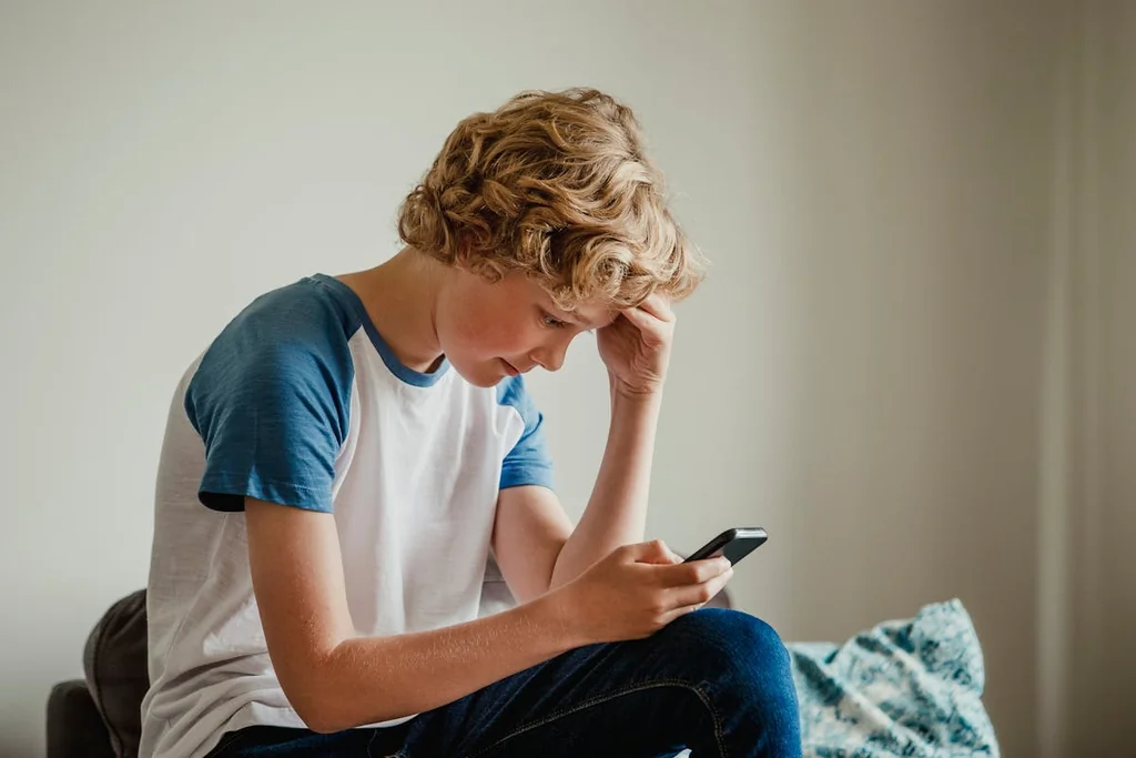 Retarder l'âge du premier smartphone pour le bien-être des adolescents