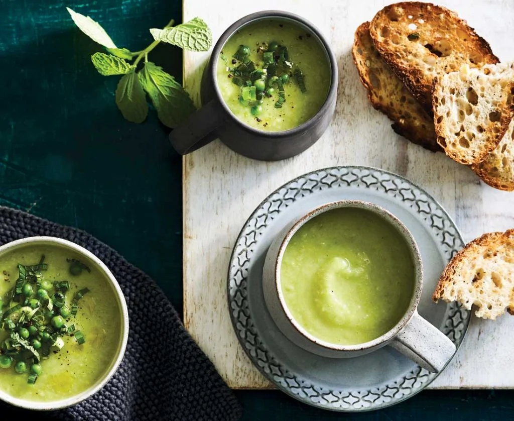 Soupe veloutée de chou-fleur aux pois et pommes de terre