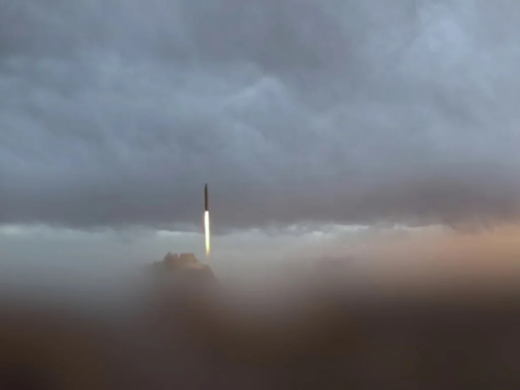 Trois vagues en une heure : l'Iran frappe Israël et bases américaines