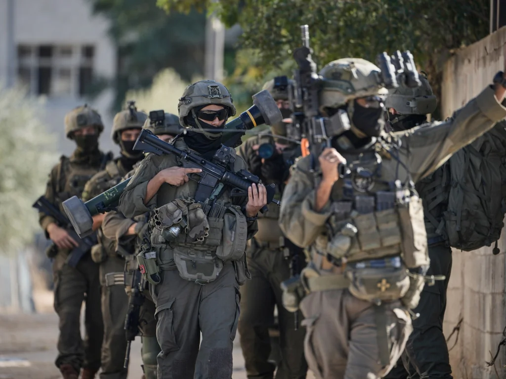 Tubas : 30 familles assiégées, colons incendient des maisons