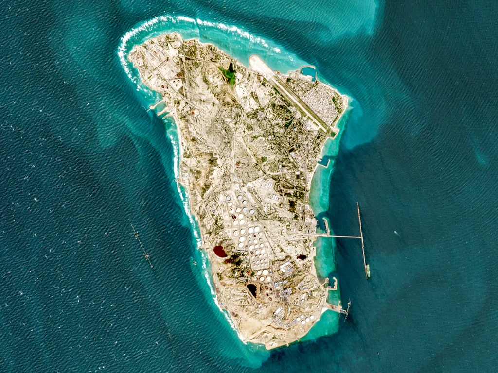 US attaque des sites militaires sur l'île Kharg en Iran