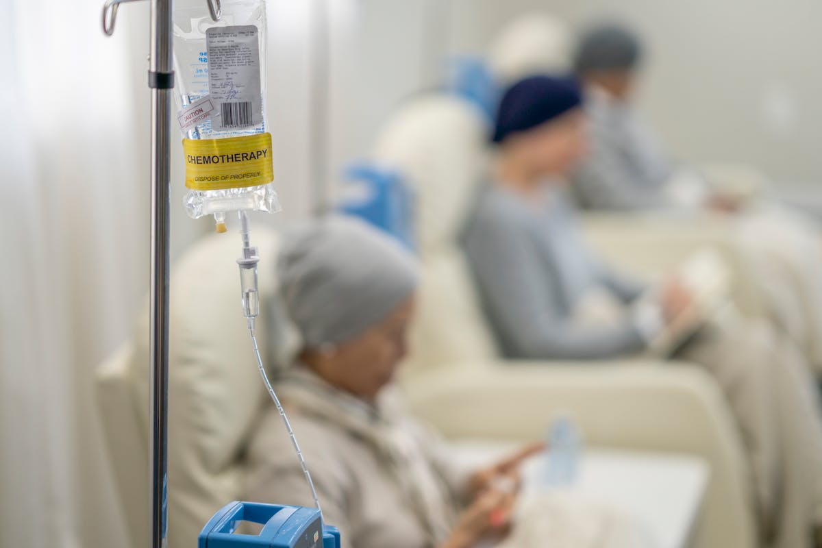 Chimiothérapie après 70 ans : une étude remet en question son efficacité