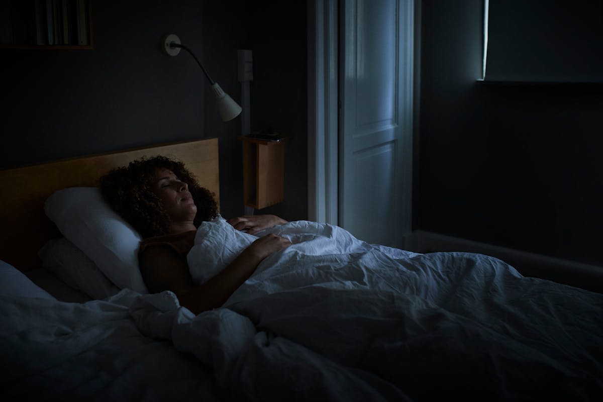 Comprendre la somniloquie : Pourquoi parle-t-on la nuit ?