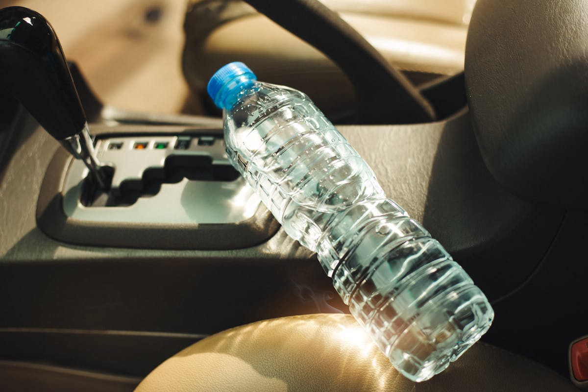 Conserver l'eau en bouteille : risques et conseils