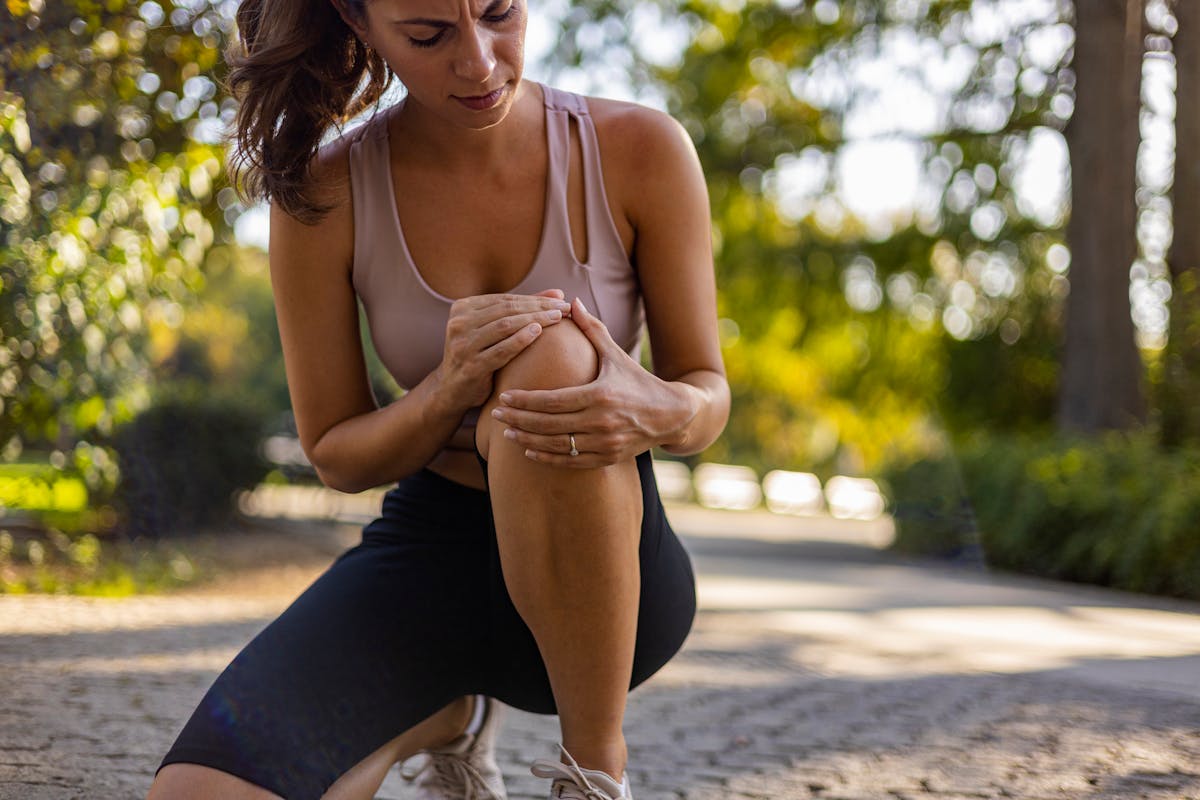Genoux qui craquent : causes et conseils pour les garder en bonne santé