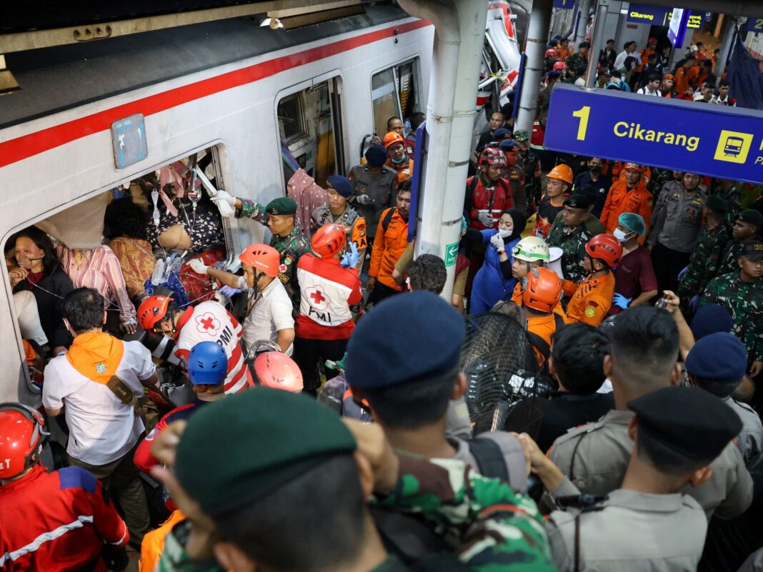 Indonésie : 14 morts dans une collision de trains près de Jakarta