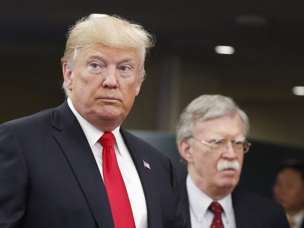 Iran-États-Unis : Bolton évoque la panique de Trump après des avions abattus