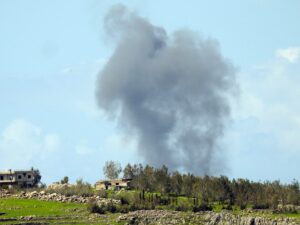 Israël frappe 44 zones du sud du Liban, Hezbollah riposte