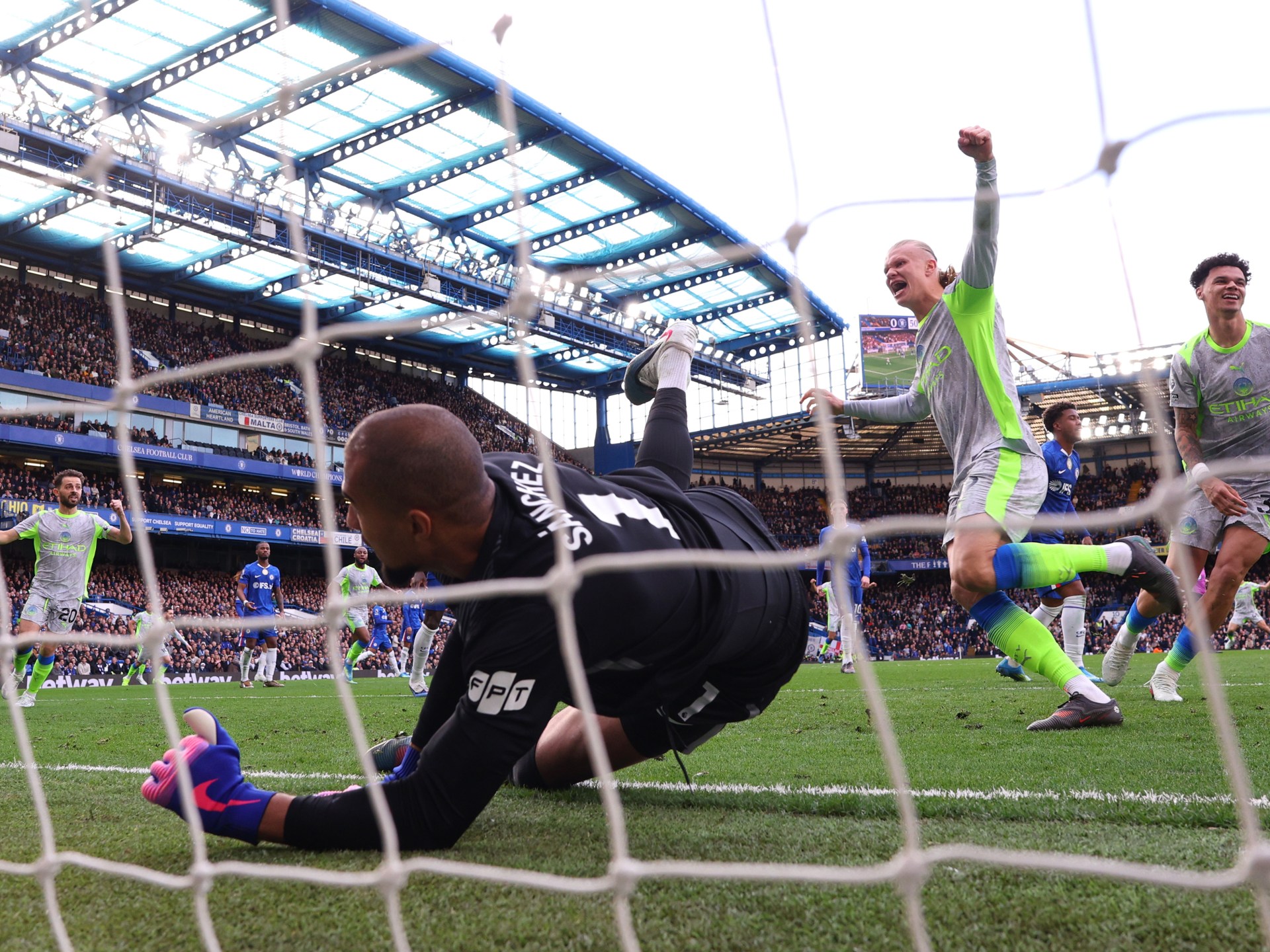Manchester City écrase Chelsea 3-0 et relance la course au titre