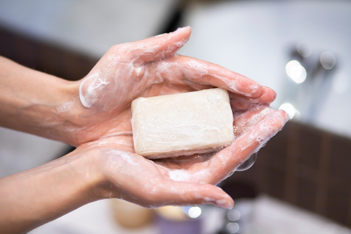 Savon normal ou antibactérien : lequel est le plus efficace ?