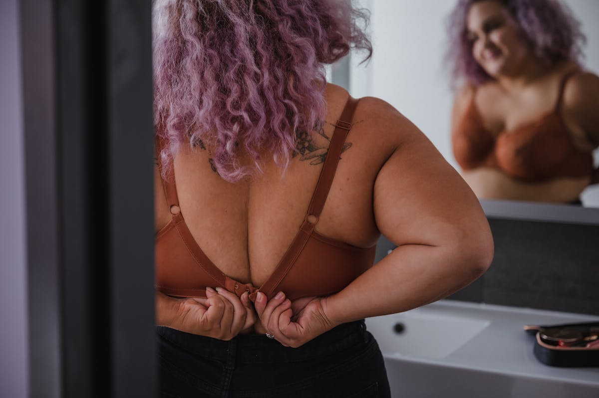 Tache de sang sur le soutien-gorge : un signe alarmant à surveiller