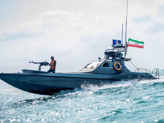 Trump ordonne de tirer sur les bateaux iraniens dans le détroit d’Hormuz