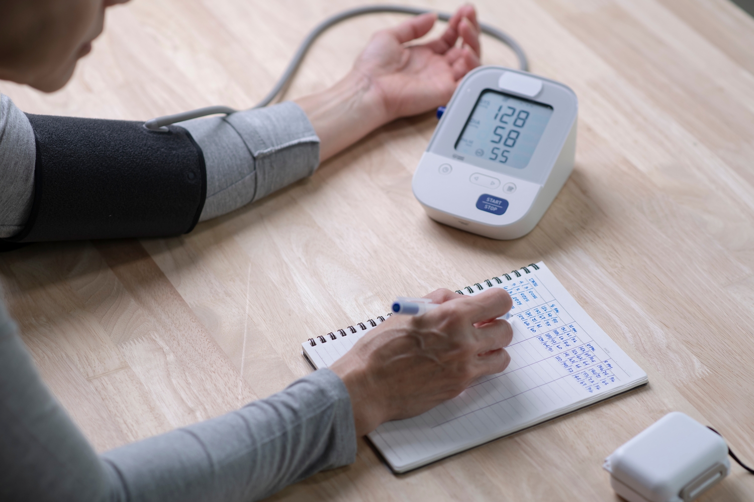 Variations de la tension après 50 ans : conseils de cardiologues experts
