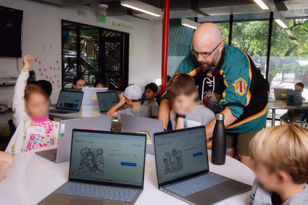 Enfants utilisant des ordinateurs dans une école pilotée par l’intelligence artificielle