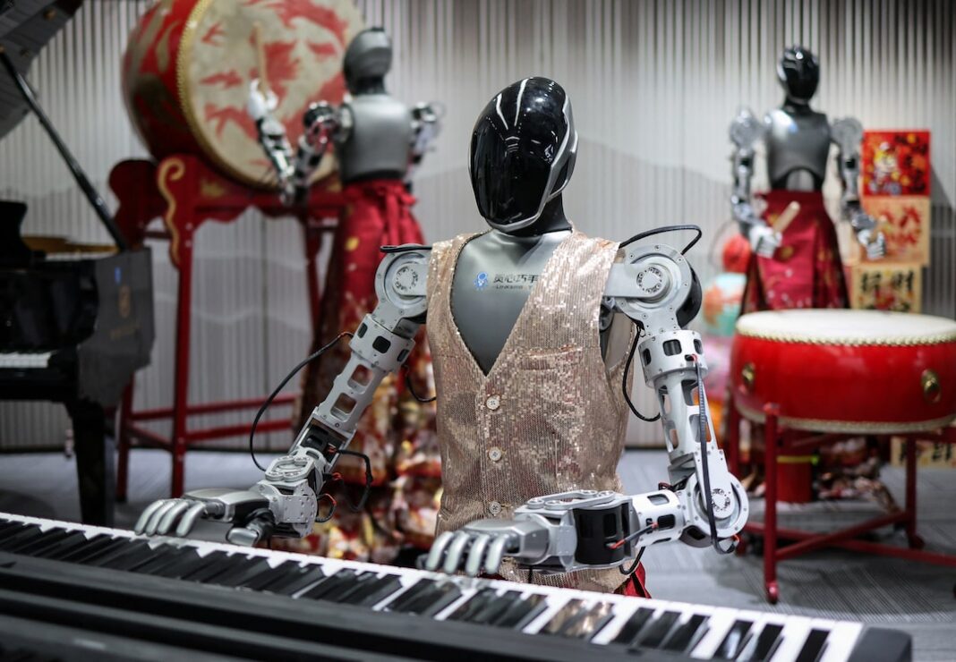 Des mains robotiques Linkerbot exposées dans les bureaux de l'entreprise à Pékin