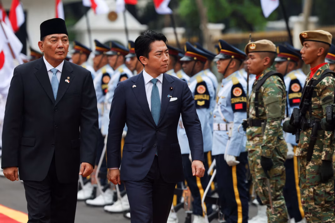 Shinjiro Koizumi inspecte les gardes d’honneur à Jakarta aux côtés du ministre indonésien de la Défense