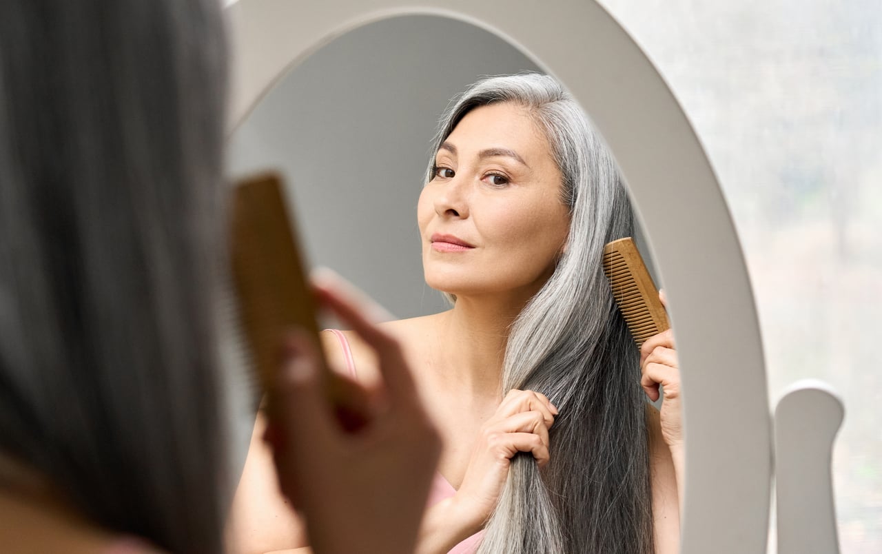 Cheveux gris et risque de mélanome : une étude révèle un lien clé