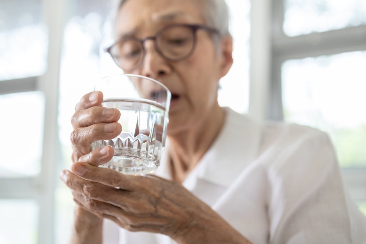 Une femme joue de la clarinette pendant son opération de Parkinson