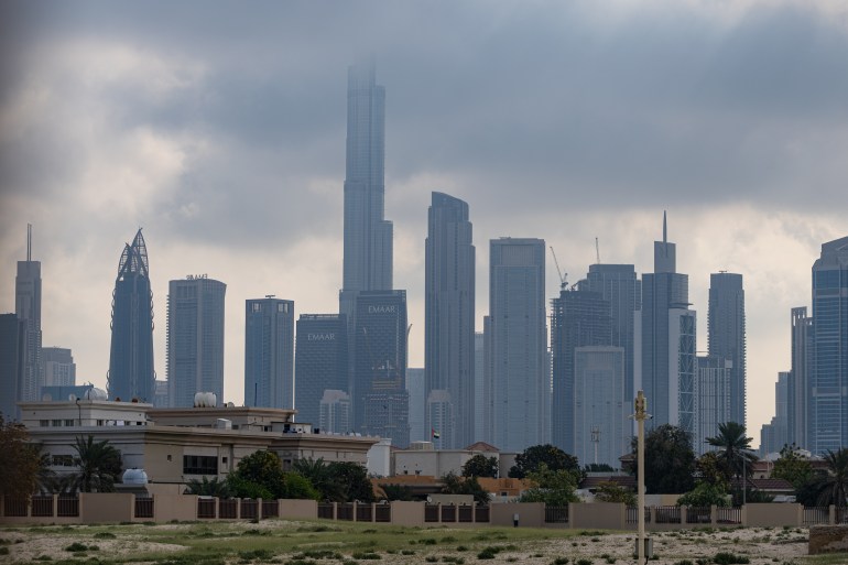 La skyline de Dubaï avec le Burj Khalifa dans un contexte de tensions entre l’Iran et les Émirats arabes unis