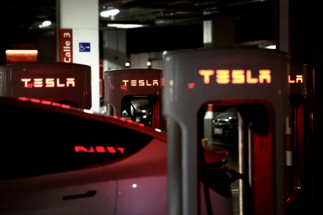 Véhicule Tesla en recharge